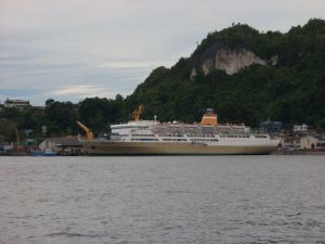 Kapal Sinabung sedang merapat di pelabuhan Jayapura