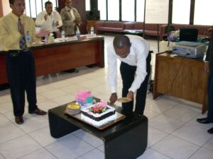 Teri Videl Isir sedang memotong kue ulang tahunnya