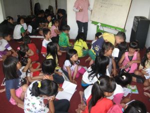 Anak-anak penerima beasiswa sedang belajar bahasa Inggris sepulang sekolah, di kompleks SAU