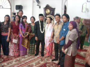 Pengantin dan teman-teman blogger: Indri, Nungki, Enny, DM, Lita, Uda Vizon, Kulit Ketjil dan Yoga