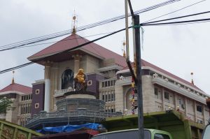 Wihara terbesar di Samarinda, dengan patung yang besar dan tinggi di depannya