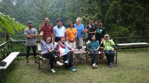 Foto bersama para staf Tanakita