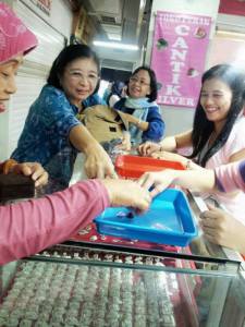 Pilih-pilih ikatan akik di Pasar Anyar