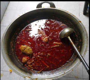 Ikan kakap merah asam pedas, siap di wajan, di dapur pak Amat.