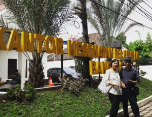 Bersama suami, di depan Kantor Kesehatan Pelabuhan, Bandung.
